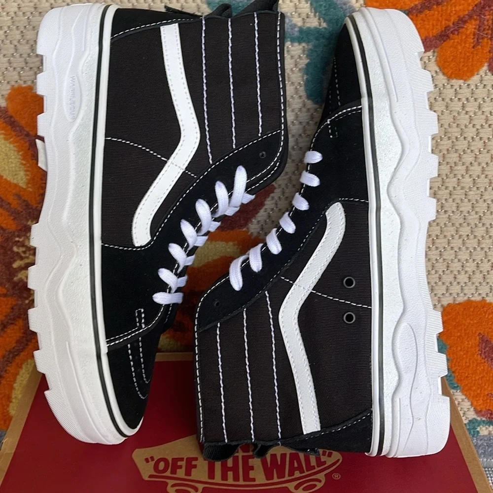 Vans Men’s Sentry Sk8-Hi
Black/White
VN0A5KY5BA2
Sneakers - Picture 1 of 16